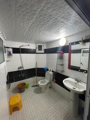 a bathroom with a toilet and a sink at Grand Studio bien équipé in Oujda