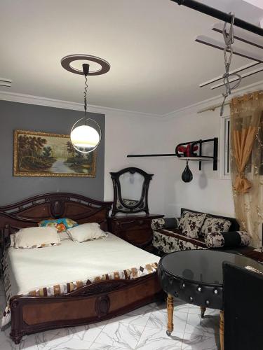 a bedroom with a bed and a table and a couch at Grand Studio bien équipé in Oujda