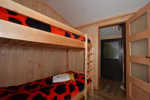 a bunk bed room with two bunk beds in a cabin at Majątek Giże Marczak in Olecko