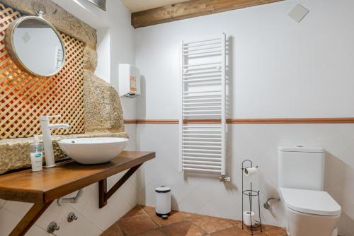 ein Badezimmer mit Waschbecken und Toilette in der Unterkunft O Lagar de Jesus in Padrón