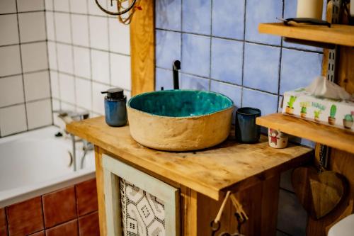 a bowl on top of a wooden counter in a bathroom at Koń na biegunach in Glaznoty