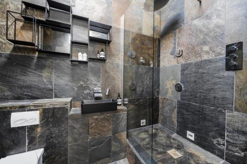 ein Badezimmer mit Dusche und Waschbecken in der Unterkunft Beach House in Croyde