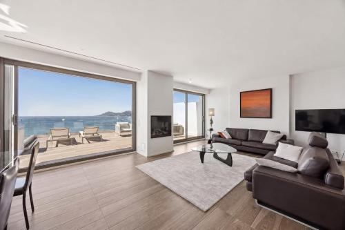 REF 2081 - Cannes Croisette - Sea view apartment for rent