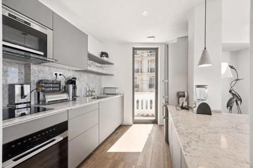 REF 2081 - Cannes Croisette - Sea view apartment for rent