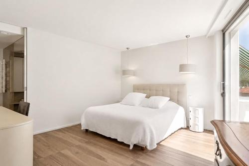 REF 2081 - Cannes Croisette - Sea view apartment for rent