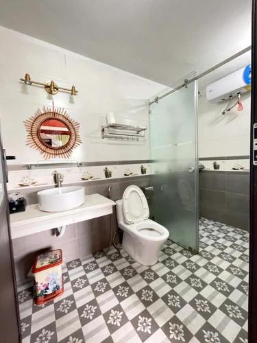 a bathroom with a toilet and a sink at L'Ananas Garden Homestay in Vũ Lâm