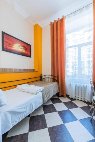 ein Schlafzimmer mit zwei Betten und einem Fenster in der Unterkunft Mini hotel Non-Stop in Kiew