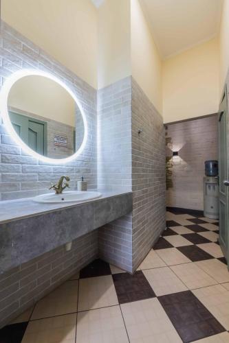 ein Badezimmer mit Waschbecken und Spiegel in der Unterkunft Mini hotel Non-Stop in Kiew