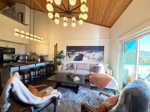 ein Wohnzimmer mit Sofa und Tisch in der Unterkunft Summit View Collection in Kimberley