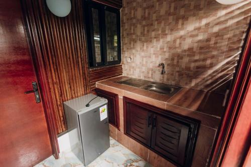ein kleines Badezimmer mit Waschbecken und Ablagefläche in der Unterkunft La clémentine in Jacqueville