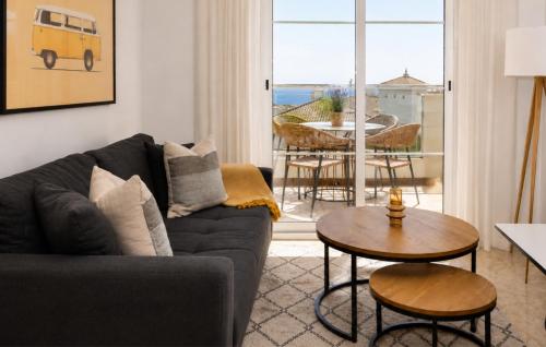 Elevated Hillside Apartment Close To Duquesa Marina
