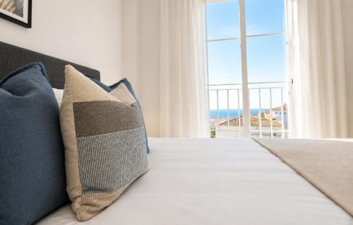 Elevated Hillside Apartment Close To Duquesa Marina
