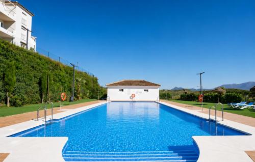 Elevated Hillside Apartment Close To Duquesa Marina