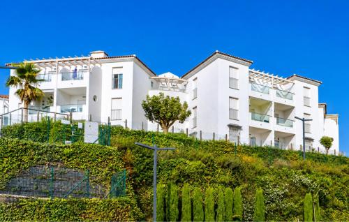 Elevated Hillside Apartment Close To Duquesa Marina