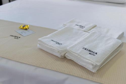a pile of napkins sitting on top of a table at Palhoça Hotel in Canindé