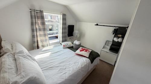 Cardiff Coach House with Hot Tub & Log Fire photo 3