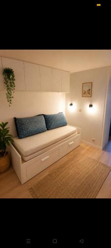 2 rooms by the sea in Cannes La Bocca