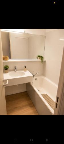 2 rooms by the sea in Cannes La Bocca