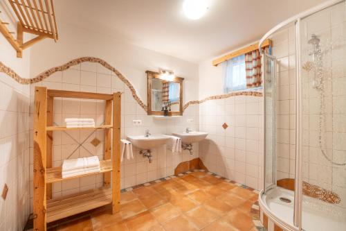 a bathroom with two sinks and a shower at my Hütten Katschberg in Katschberghöhe
