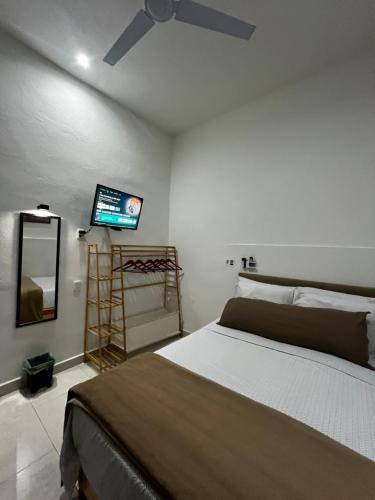 a bedroom with a bed and a ceiling fan at Tutis Home Domo-Estadio BBVA-ArenaMty Apart2dopiso in Monterrey