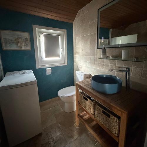 a bathroom with a toilet and a sink and a mirror at Le perchoir de St-Antoine - Centre historique d'Honfleur avec vue sur le port, jeux, prime, vinyles in Honfleur