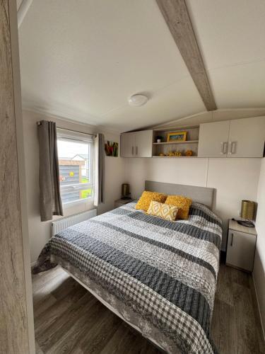 a bedroom with a bed and a window at PRACHTiG CHALET MEREL in Westerland