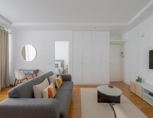 Champs Élysées 1BR Prime Location renovated