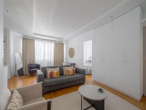 Champs Élysées 1BR Prime Location renovated