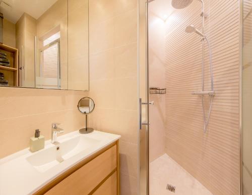 Champs Élysées 1BR Prime Location renovated
