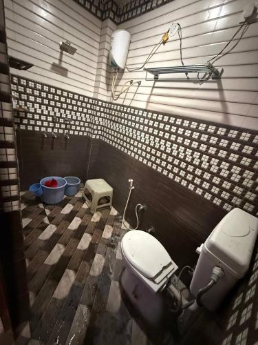 a bathroom with a toilet and a shower in it at Dixit's Villa! in Kānpur