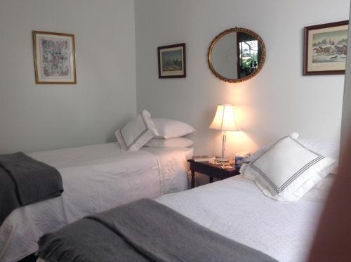 Ένα ή περισσότερα κρεβάτια σε δωμάτιο στο Whispering Pines Bed and Breakfast
