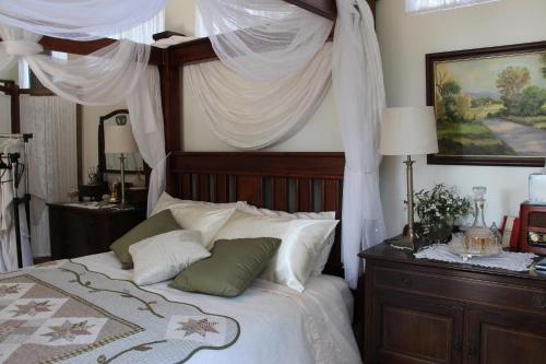 Ένα ή περισσότερα κρεβάτια σε δωμάτιο στο Whispering Pines Bed and Breakfast