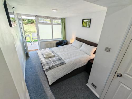 a small bedroom with a bed and a window at Walnut Studio - Self Contained One-Bed Studio Flat in Oxford