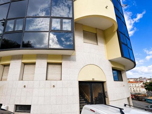 Central & Spacious 6-bedroom apartment