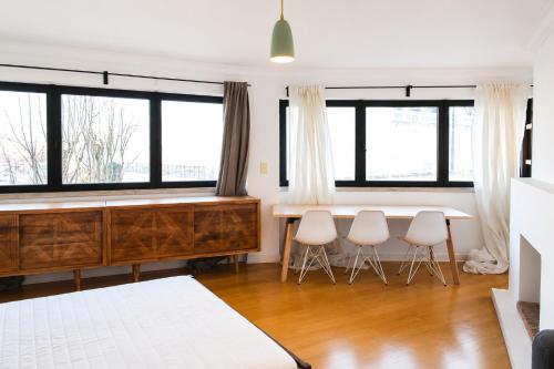 Central & Spacious 6-bedroom apartment