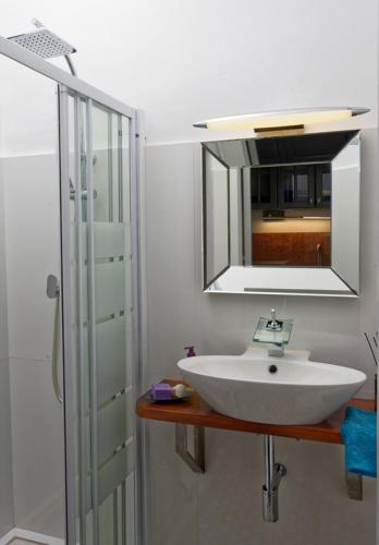 a bathroom with a sink and a mirror at Cosy studio au centre ville in Perpignan