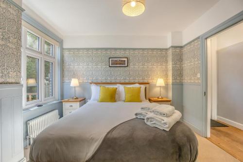 a bedroom with a large bed with yellow pillows at 3 Bed in Reydon oc-brae in Reydon