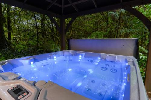 a hot tub sitting in the middle of a yard at Hidden Fern Cabin in Glacier
