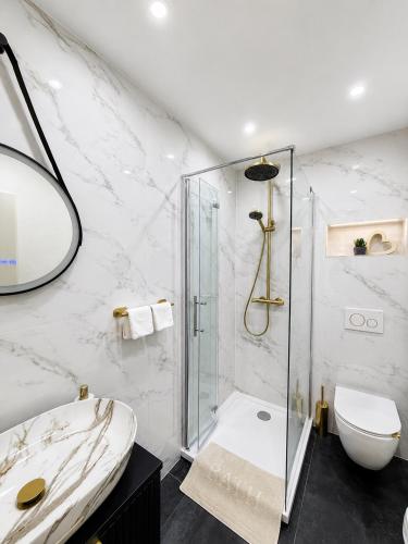 a bathroom with a shower and a toilet and a sink at Ferienwohnung Rehn 2 in Bad Kissingen