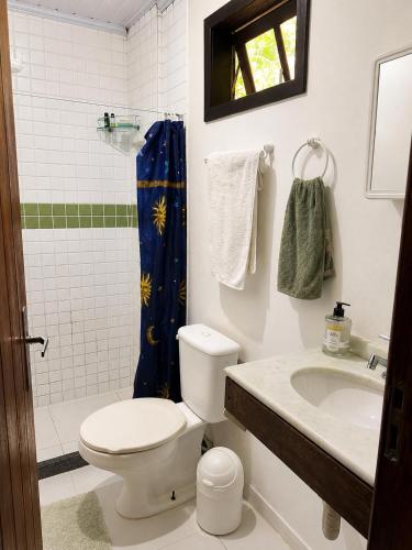 a bathroom with a toilet and a sink at Casa da Mata Madalena in Angra dos Reis