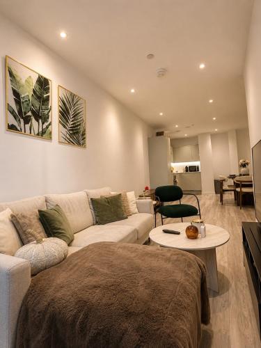 Luxury 1 bedroom apartment- Amazing city skyline views- free parking- pool table- city centre photo 3
