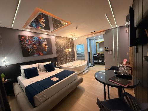 a bedroom with a bed and a bathroom with a tub at Hotel Motel Sherwood in Porto Alegre
