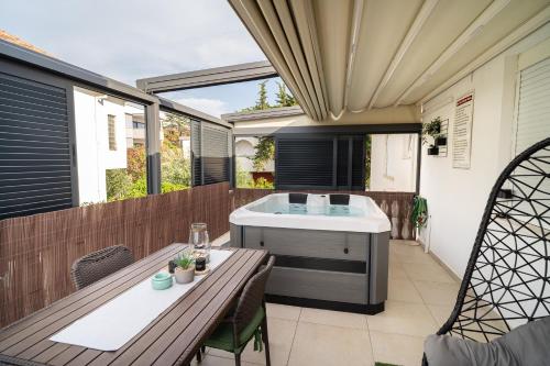 Apartment Paula with Private Jacuzzi and Parking- near the Beach