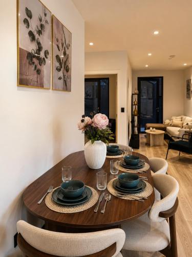 Luxury 1 bedroom apartment- Amazing city skyline views- free parking- pool table- city centre photo 13