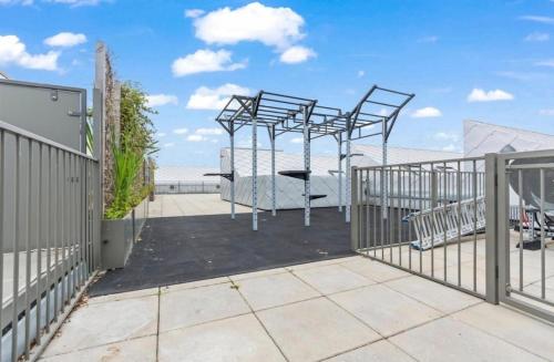 Luxury 1 bedroom apartment- Amazing city skyline views- free parking- pool table- city centre photo 20