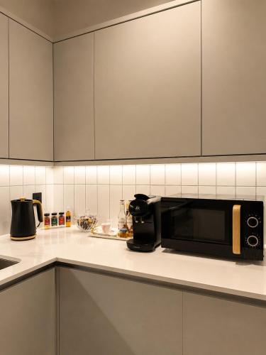 Luxury 1 bedroom apartment- Amazing city skyline views- free parking- pool table- city centre photo 16