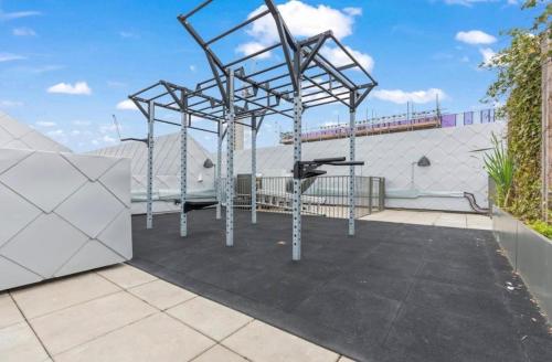 Luxury 1 bedroom apartment- Amazing city skyline views- free parking- pool table- city centre photo 21