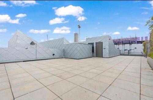 Luxury 1 bedroom apartment- Amazing city skyline views- free parking- pool table- city centre photo 7