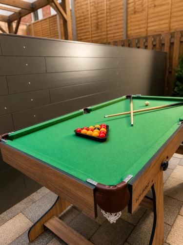 Luxury 1 bedroom apartment- Amazing city skyline views- free parking- pool table- city centre photo 6