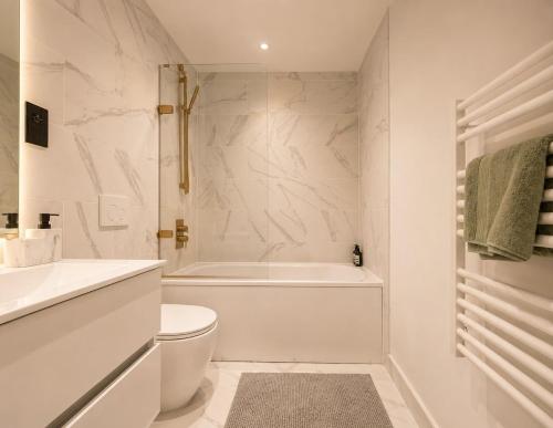 Luxury 1 bedroom apartment- Amazing city skyline views- free parking- pool table- city centre photo 4